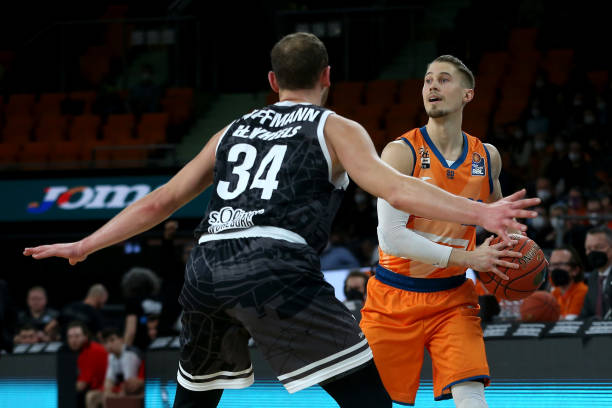 的她不仅具 的她不仅具